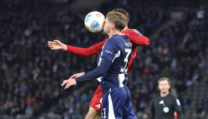 Anouar El Azzouzi, Marton Dardai duel Match scene Action Sport Football Soccer DFL 2 Bundesliga Men 10 Matchday Season 2025 2026 25 10 2025 Hertha BSC Berlin vs Fortuna Düsseldorf DFL regulations prohibit any use of photographs as image sequences and or quasi video