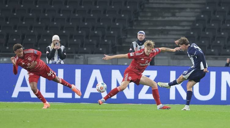 Maurice Krattenmacher scores the goal to make it 1 0 Sport Soccer Football DFL 2 Bundesliga Men 10 Matchday Season 2025 2026 25 10 2025 Hertha BSC Berlin vs Fortuna Düsseldorf DFL regulations prohibit any use of photographs as image sequences and or quasi video