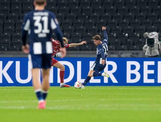 Soccer, Men, Season 2025 2026, 2 Bundesliga 10 Matchday , Hertha BSC Fortuna Düsseldorf, Maurice Krattenmacher Hertha BSC scores the goal for 1 0 against Jesper Daland Düsseldorf , 25 10 2025, Copyright: xSebastianxRäppold MatthiasxKochx
