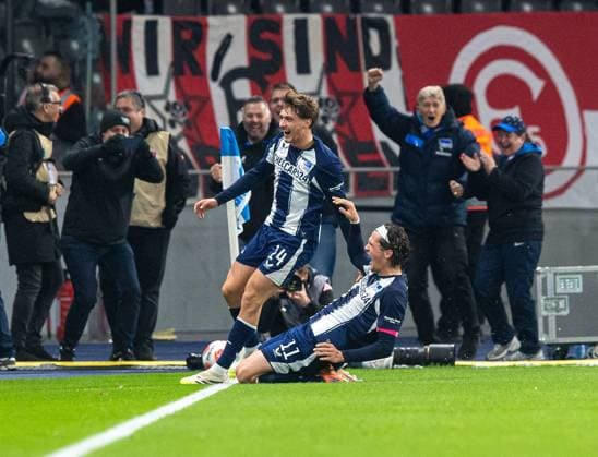 Soccer, Men, Season 2025 2026, 2 Bundesliga 10 Matchday , Hertha BSC Fortuna Düsseldorf, f l Maurice Krattenmacher Hertha BSC , Fabian Reese Hertha BSC , Cheering after goal to 1 0, 25 10 2025, Copyright: xSebastianxRäppold MatthiasxKochx