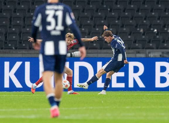 Soccer, Men, Season 2025 2026, 2 Bundesliga 10 Matchday , Hertha BSC Fortuna Düsseldorf, Maurice Krattenmacher Hertha BSC scores the goal for 1 0 against Jesper Daland Düsseldorf , 25 10 2025, Copyright: xSebastianxRäppold MatthiasxKochx
