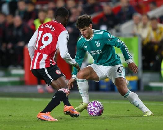 London, England, October 25 2025: Milos Kerkez (6 Liverpool) closed down by Dango Ouattara (19 Brentford) during the Premier League game between Brentford and Liverpool at Gtech Community Stadium in London, England. (Photo by Jay Patel Sports Press Photo SPP) Copyright: xJayxPatel SportsxPressxPhoto SPPx Sportspressphoto_SPR51258