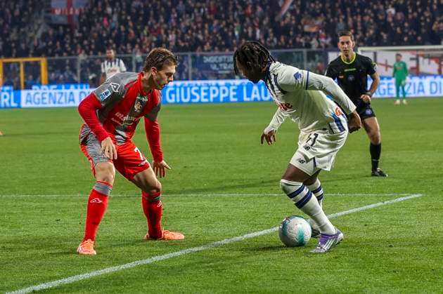 October 25, 2025, Cremona: Ademola Lookman of Atalanta BC battle for the ball with Alessio Zerbin of US Cremonese during the italian soccer Serie A match between US Cremonesee vs Atalanta BC on October 25, 2025 at the Renato Zini stadium in Cremona, Italy. ANSA . Serie A; Cremonese Vs Atalanta  - ZUMAa110 20251025_zaf_a110_085 Copyright: xDavidexCasentinix