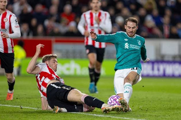 Football - FA Premier League - Brentford FC v Liverpool FC LONDON, ENGLAND - Saturday, October 24, 2025: Liverpool s Alexis Mac Allister is challenged by Brentford s captain Nathan Collins during the FA Premier League match between Brentford FC and Liverpool FC at the Brentford Community Stadium. (Photo by David Rawcliffe Propaganda) LONDON Brentford Community Stadium GREATER LONDON ENGLAND  Copyright: xDavidxRawcliffex P2025-10-25-Brentford_Liverpool-94
