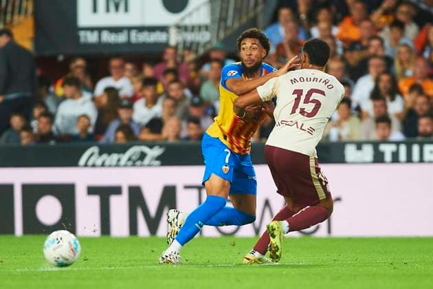 Santiago Mourino (Villarreal CF) and Arnaut Danjuma (Valencia CF) during the LaLiga EA Sports match between Valencia CF and Villarreal CF at Estadio de Mestalla on October 25, 2025 in Valencia, Spain. (Photo by Maria Jose Segovia DeFodi Images) Santiago Mourino Villarreal CF and Arnaut Danjuma Valencia CF during the LaLiga EA Sports match between Valencia CF and Villarreal CF at Estadio de Mestalla on October 25, 2025 in Valencia, Spain Photo by Maria Jose Segovia DeFodi Images