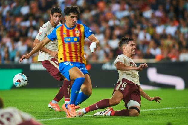 Juan Foyth (Villarreal CF) and Diego Lopez (Valencia CF) during the LaLiga EA Sports match between Valencia CF and Villarreal CF at Estadio de Mestalla on October 25, 2025 in Valencia, Spain. (Photo by Maria Jose Segovia DeFodi Images) Juan Foyth Villarreal CF and Diego Lopez Valencia CF during the LaLiga EA Sports match between Valencia CF and Villarreal CF at Estadio de Mestalla on October 25, 2025 in Valencia, Spain Photo by Maria Jose Segovia DeFodi Images