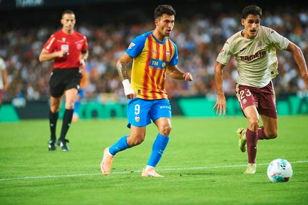 Hugo Duro (Valencia CF) during the LaLiga EA Sports match between Valencia CF and Villarreal CF at Estadio de Mestalla on October 25, 2025 in Valencia, Spain. (Photo by Maria Jose Segovia DeFodi Images) Hugo Duro Valencia CF during the LaLiga EA Sports match between Valencia CF and Villarreal CF at Estadio de Mestalla on October 25, 2025 in Valencia, Spain Photo by Maria Jose Segovia DeFodi Images