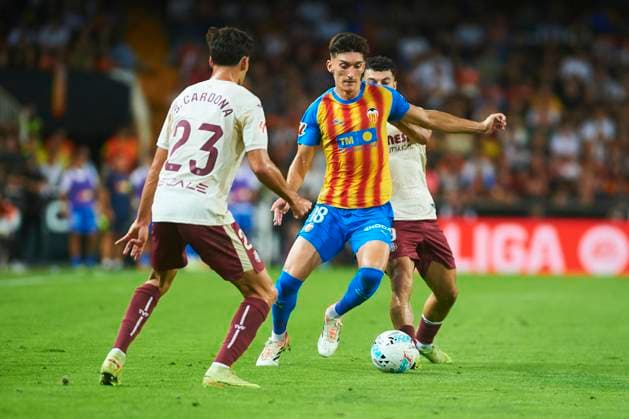 Jose Luis Garcia Pepelu (Valencia CF) and George Mikautadze (Villarreal CF) during the LaLiga EA Sports match between Valencia CF and Villarreal CF at Estadio de Mestalla on October 25, 2025 in Valencia, Spain. (Photo by Maria Jose Segovia DeFodi Images) Jose Luis Garcia Pepelu Valencia CF and George Mikautadze Villarreal CF during the LaLiga EA Sports match between Valencia CF and Villarreal CF at Estadio de Mestalla on October 25, 2025 in Valencia, Spain Photo by Maria Jose Segovia DeFodi Images