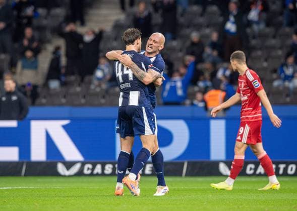 Soccer, Men, Season 2025 2026, 2 Bundesliga 10 Matchday , Hertha BSC Fortuna Düsseldorf, f l Linus Gechter Hertha BSC , Toni Leistner Hertha BSC , Cheering after the final whistle, 25 10 2025, Copyright: xSebastianxRäppold MatthiasxKochx
