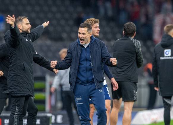 Soccer, Men, Season 2025 2026, 2 Bundesliga 10 Matchday , Hertha BSC Fortuna Düsseldorf, f l Goalkeeper Marius Gersbeck Hertha BSC , Coach Stefan Leitl Hertha BSC , Cheering after the final whistle, 25 10 2025, Copyright: xSebastianxRäppold MatthiasxKochx