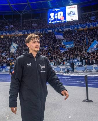 Soccer, Men, Season 2025 2026, 2 Bundesliga 10 Matchday , Hertha BSC Fortuna Düsseldorf, Maurice Krattenmacher Hertha BSC with scoreboard with 1 0 final score, 25 10 2025, Copyright: xSebastianxRäppold MatthiasxKochx