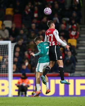 London, England, October 25 2025: Vitaly Janelt (27 Brentford) out jumps Florian Wirtz (7 Liverpool) to win a header during the Premier League game between Brentford and Liverpool at Gtech Community Stadium in London, England. (Photo by Jay Patel Sports Press Photo SPP) Copyright: xJayxPatel SportsxPressxPhoto SPPx Sportspressphoto_SPR51287