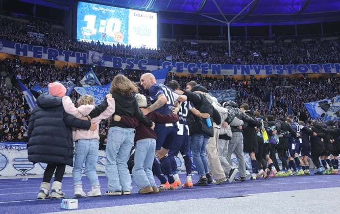 Hertha Mnnschaft cheers after the end of the match joy emotion jubilation final cheer sport soccer soccer DFL 2 Bundesliga men 10 matchday season 2025 2026 25 10 2025 Hertha BSC Berlin vs Fortuna Düsseldorf DFL regulations prohibit any use of photographs as image sequences and or quasi video