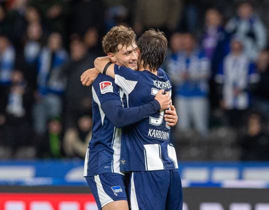 Soccer, Men, Season 2025 2026, 2 Bundesliga 10 Matchday , Hertha BSC Fortuna Düsseldorf, f l Maurice Krattenmacher Hertha BSC , Michal Karbownik Hertha BSC , Cheering after the final whistle, 25 10 2025, Copyright: xSebastianxRäppold MatthiasxKochx
