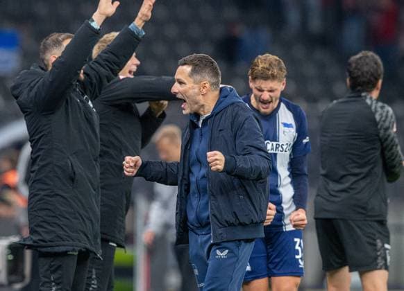 Soccer, Men, Season 2025 2026, 2 Bundesliga 10 Matchday , Hertha BSC Fortuna Düsseldorf, Coach Stefan Leitl Hertha BSC , Cheering after final whistle, 25 10 2025, Copyright: xSebastianxRäppold MatthiasxKochx