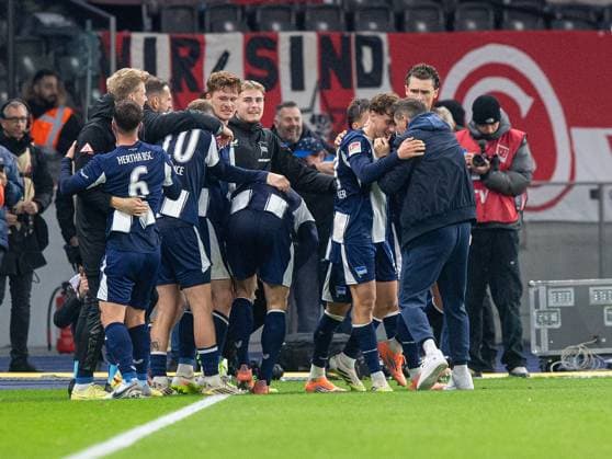 Soccer, Men, Season 2025 2026, 2 Bundesliga 10 Matchday , Hertha BSC Fortuna Düsseldorf, f l Luca Schuler Hertha BSC , Diego Demme Hertha BSC , Michael Cuisance Hertha BSC , Sebastian Grönning Hertha BSC , Maurice Krattenmacher Hertha BSC , Coach Stefan Leitl Hertha BSC , Celebration after goal to 1 0, 25 10 2025, Copyright: xSebastianxRäppold MatthiasxKochx