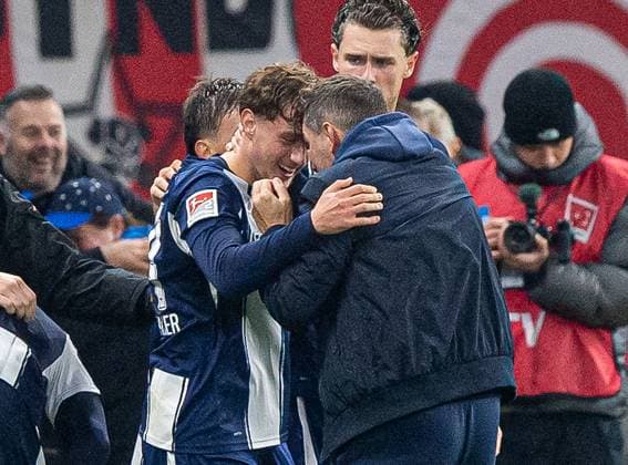 Soccer, Men, Season 2025 2026, 2 Bundesliga 10 Matchday , Hertha BSC Fortuna Düsseldorf, f l Maurice Krattenmacher Hertha BSC , Coach Stefan Leitl Hertha BSC , Cheering after goal to 1 0, 25 10 2025, Copyright: xSebastianxRäppold MatthiasxKochx