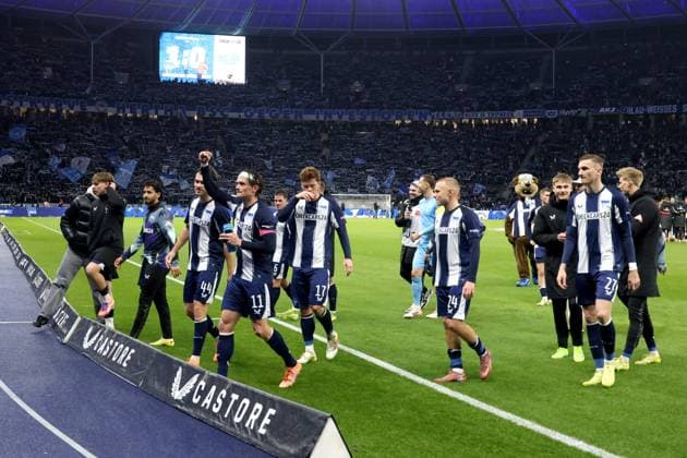 DEU, DFL, 2 FBL, Hertha BSC vs Forrtuna Duesseldorf, 25 10 2025, Berliner Olympiastadion, Berlin, DEU, DFL, 2 FBL, Hertha BSC vs Forrtuna Duesseldorf, in the picture Hertha player circle, scoreboard with the final result DFL regulations prohibit any use of Photographs as image sequences and or quasi video nordphotoxGmbHx xEngler nph00076