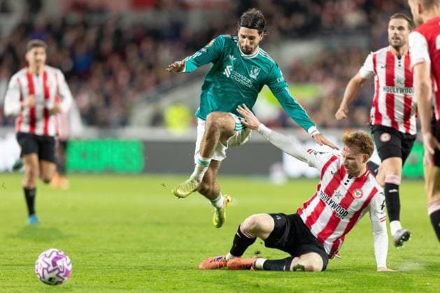 Premier League Brentford v Liverpool Sepp van den Berg of Brentford tackles Dominik Szoboszlai of Liverpool during the Premier League match Brentford vs Liverpool at The Gtech Community Stadium, London, United Kingdom, 25th October 2025 (Photo by Ian Stephen News Images) Copyright: xIanxStephen NewsxImagesx