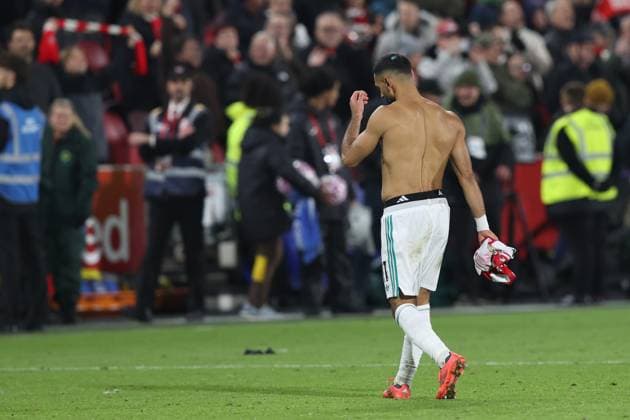 Brentford gegen Liverpool 25. Oktober 2025 Brentford Premier League Fußball Brentford FC gegen Liverpool FC Mohamed Salah von Liverpool läuft mit dem Trikot eines Brentford-Spielers davon Foto von Mark Leech Brentford Greater London UK  Copyright: xMarkxLeechxOffside