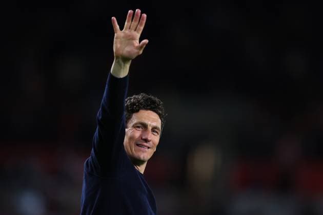 London, England, 25th October 2025. Keith Andrews, Manager of Brentford applauds the fans after the Brentford vs Liverpool Premier League match at Gtech Community Stadium, London. Picture credit should read: Paul Terry Sportimage EDITORIAL USE ONLY. No use with unauthorised audio, video, data, fixture lists, club league logos or live services. Online in-match use limited to 120 images, no video emulation. No use in betting, games or single club league player publications. SPI_043_PT_Brentford_Liverrpool SPI-4238-0044