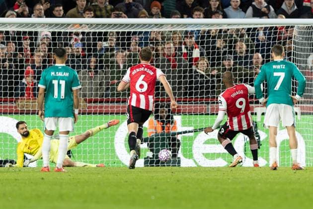 Premier League Brentford v Liverpool Igor Thiago of Brentford scores a penalty, 3-1, during the Premier League match Brentford vs Liverpool at The Gtech Community Stadium, London, United Kingdom, 25th October 2025 (Photo by Ian Stephen News Images) Copyright: xIanxStephen NewsxImagesx