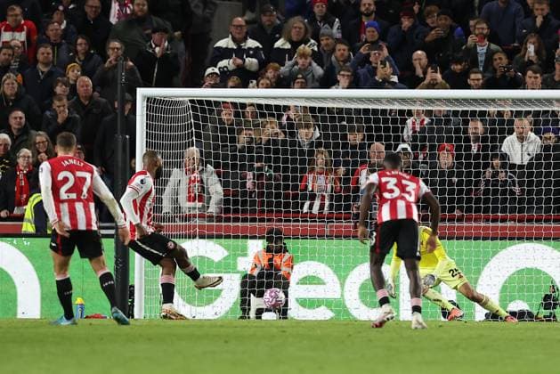 25th October 2025; Gtech Community Stadium, Brentford, London, England; Premier League Football, Brentford versus Liverpool; Igor Thiago of Brentford scores from a penalty kick in the 60th minute for 3-1  KatiexChan