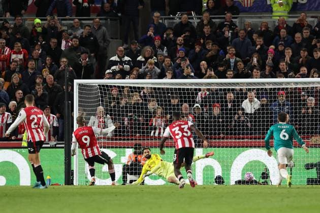 25th October 2025; Gtech Community Stadium, Brentford, London, England; Premier League Football, Brentford versus Liverpool; Igor Thiago of Brentford scores from a penalty kick in the 60th minute for 3-1  KatiexChan
