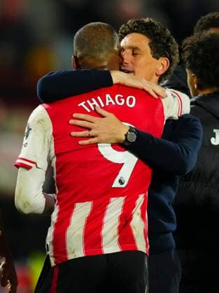 Brentford Manager Keith Andrews hugs Igor Thiago at full time Brentford v Liverpool, Premier League, Football, Gtech Community Stadium, London, UK - 25 Oct 2025London Gtech Community Stadium United Kingdom EDITORIAL USE ONLY No use with unauthorised audio, video, data, fixture lists, club league logos or live services. Online in-match use limited to 120 images, no video emulation. No use in betting, games or single club league player publications. Copyright: xJavierxGarcia Shutterstockx 15593429bp