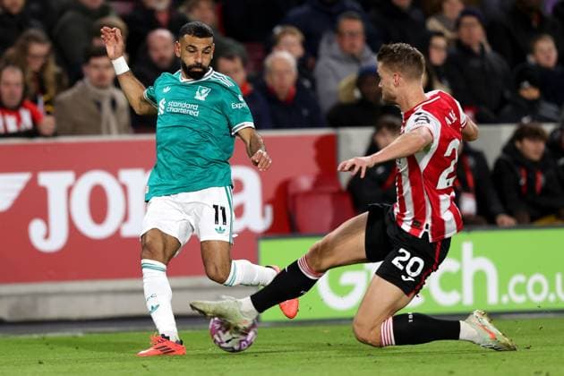Brentford gegen Liverpool 25. Oktober 2025 Brentford Premier League Fußball Brentford FC gegen Liverpool FC Mohamed Salah von Liverpool wird von Kristoffer Ajer von Brentford angegriffen Foto von Mark Leech Brentford Greater London UK  Copyright: xMarkxLeechxOffside