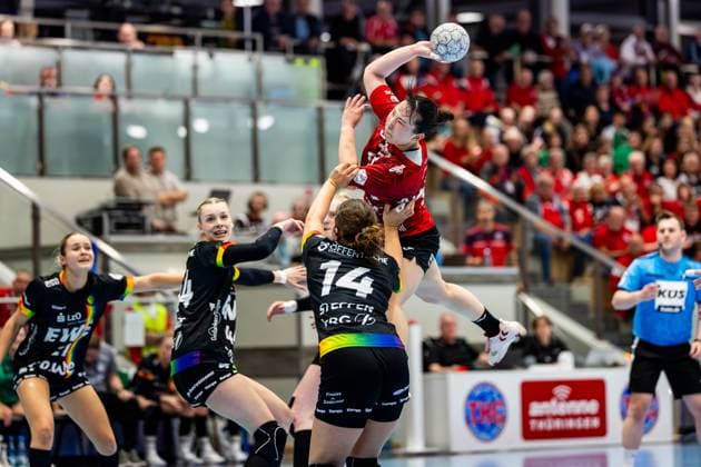 25 10 2025, GER, Handball, Women, Season 2025 2026, Alsco 1 Bl, 6 Matchday, Thueringer HC VfL Oldenburg Natsuki Aizawa Thueringer HC,23 , Marie Steffen VfL Oldenburg 99947 Bad Langensalza Salza Halle Sporthalle Mehrz Thüringen Germany