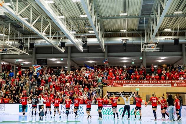 25 10 2025, GER, Handball, Women, Season 2025 2026, Alsco 1 Bl, Matchday 6, Thueringer HC VfL Oldenburg Thueringer HC wins the home match against VfL Oldenburg with 34 23 and cheers together with the fans 99947 Bad Langensalza Salza Halle Sporthalle Mehrz Thüringen Germany