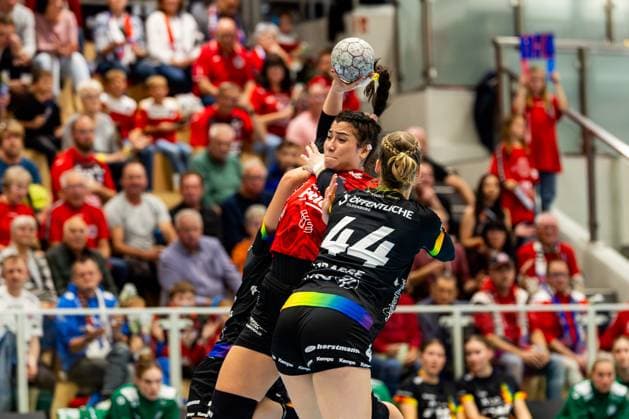 25 10 2025, GER, Handball, Women, Season 2025 2026, Alsco 1 Bl, 6 Matchday, Thueringer HC VfL Oldenburg Joanna Granicka VfL Oldenburg , Giulia Guarieiro Thueringer HC,13 , Lisa Marie Fragge VfL Oldenburg 99947 Bad Langensalza Salza Halle Sporthalle Mehrz Thüringen Germany
