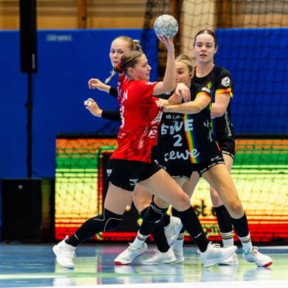 25 10 2025, GER, Handball, Women, Season 2025 2026, Alsco 1 Bl, 6 Matchday, Thueringer HC VfL Oldenburg Dilayla Alarslan Thueringer HC,38 , Lisa Borutta VfL Oldenburg 99947 Bad Langensalza Salza Halle Sporthalle Mehrz Thüringen Germany