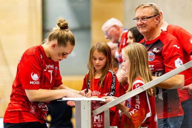 25 10 2025, GER, Handball, Women, Season 2025 2026, Alsco 1 Bl, 6 Matchday, Thueringer HC VfL Oldenburg Lotta Heider Thueringer HC,7 together with the fans 99947 Bad Langensalza Salza Halle Sporthalle Mehrz Thüringen Germany