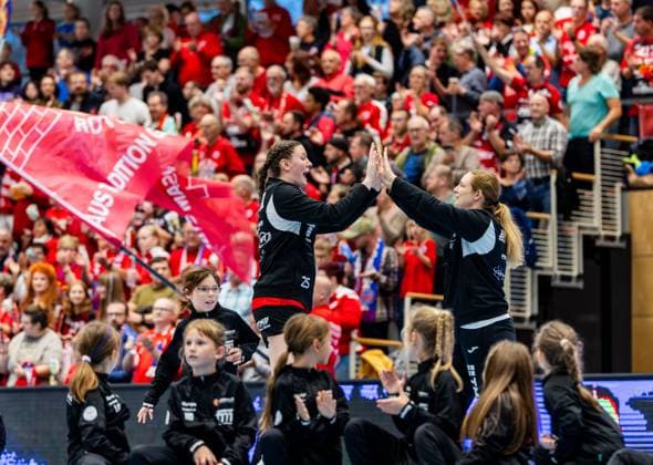 25 10 2025, GER, Handball, Women, Season 2025 2026, Alsco 1 Bl, 6 Matchday, Thueringer HC VfL Oldenburg Kim Ott Thueringer HC,25 , Christina Loevgren Hallberg Thueringer HC,1 99947 Bad Langensalza Salza Halle Sporthalle Mehrz Thüringen Germany