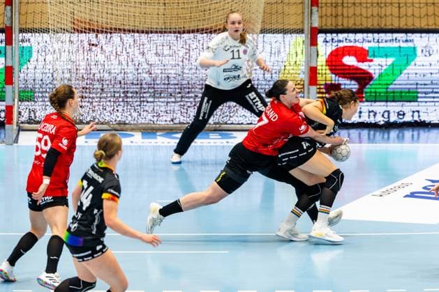 25 10 2025, GER, Handball, Women, Season 2025 2026, Alsco 1 Bl, 6 Matchday, Thueringer HC VfL Oldenburg Marie Steffen VfL Oldenburg , Josefine Hanfland Thueringer HC,57 99947 Bad Langensalza Salza Halle Sporthalle Mehrz Thüringen Germany