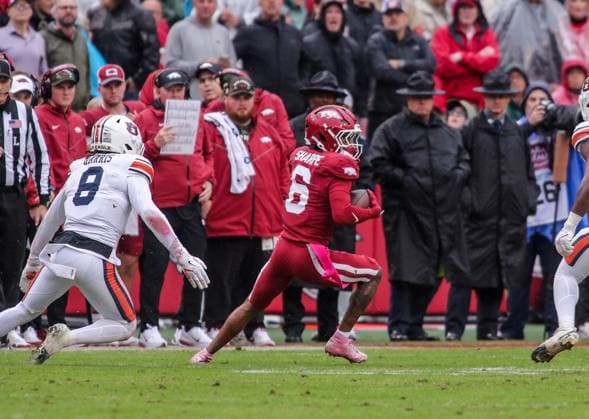 October 25, 2025, Fayetteville, Arkansas, USA: Arkansas Razorbacks wide receiver RAYLEN SHARPE (6) catches a pass and turns up field during Auburn s win over Arkansas at Donald W. Reynolds Razorback Stadium. Fayetteville USA - ZUMAs199 20251025_znp_s199_035 Copyright: xBrentxSoulex