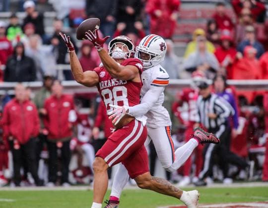 October 25, 2025, Fayetteville, Arkansas, USA: Arkansas Razorbacks tight end ROHAN JONES (88) catches a pass as Auburn Tiger corner back KAYIN LEE (4) defends during Auburn s win over Arkansas at Donald W. Reynolds Razorback Stadium. Fayetteville USA - ZUMAs199 20251025_znp_s199_039 Copyright: xBrentxSoulex