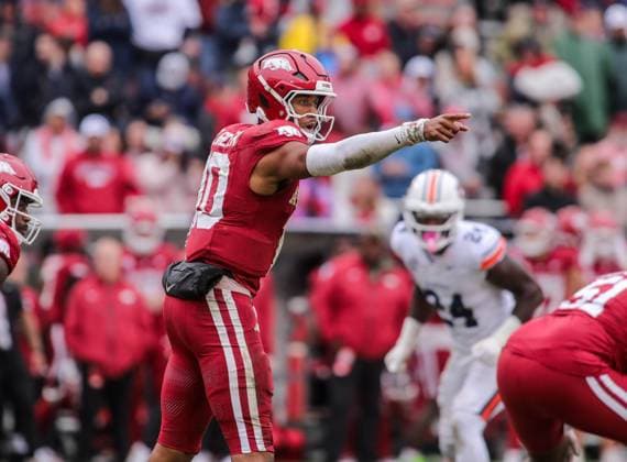 October 25, 2025, Fayetteville, Arkansas, USA: Arkansas Razorbacks quarterback TAYLEN GREEN (10) signals to his receivers during Auburn s win over Arkansas at Donald W. Reynolds Razorback Stadium. Fayetteville USA - ZUMAs199 20251025_znp_s199_052 Copyright: xBrentxSoulex