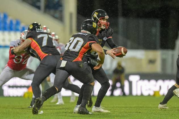 Lars Heidrich (Team Germany, 06) hands off the ball to Gerald Ameln (Team Germany, 30), Team Austria vs Team Germany, American Football, European Championship, EM, Europameisterschaft Semifinal, Season 2025, 25.10.2025, Krefeld Grotenburg Stadion Germany Copyright: xFootxBowl JUSTxSHOTSx