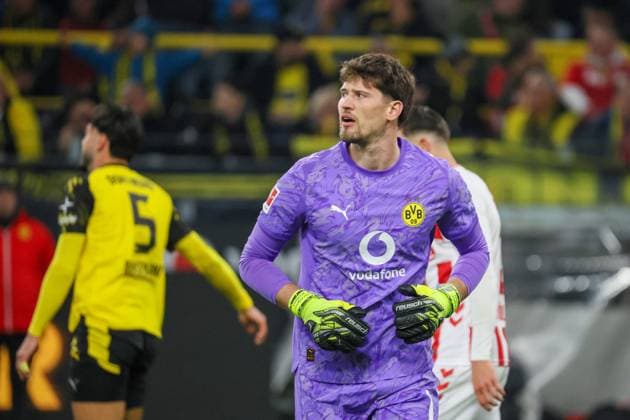 25 10 2025, xfanx, Soccer 1 Bundesliga, Borussia Dortmund 1 FC Köln v l Goalkeeper Gregor Kobel BVB DFL DFB REGULATIONS PROHIBIT ANY USE OF PHOTOGRAPHS as IMAGE SEQUENCES and or QUASI VIDEO Dortmund mfan