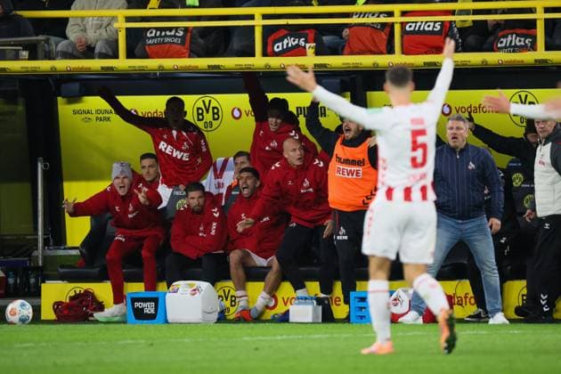 25 10 2025, xfanx, Soccer 1 Bundesliga, Borussia Dortmund 1 FC Köln v l The substitute players on the bench and head coach Lukas Kwasniok 1 FC Köln protest against a foul DFL DFB REGULATIONS PROHIBIT ANY USE OF PHOTOGRAPHS as IMAGE SEQUENCES and or QUASI VIDEO Dortmund mfan