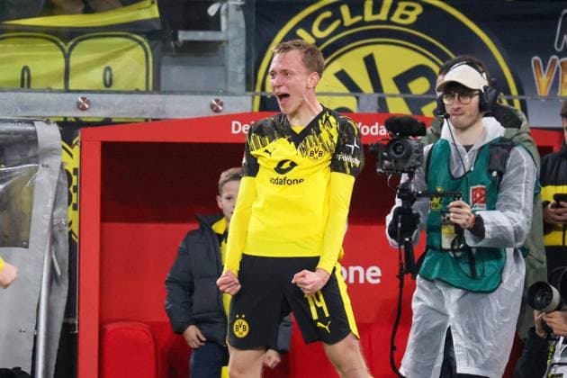 25 10 2025, xfanx, Fussball 1 Bundesliga, Borussia Dortmund 1 FC Köln v l Goalscorer Maximilian Beier BVB scores the goal to make it 1 0 for Dortmund and cheers DFL DFB REGULATIONS PROHIBIT ANY USE OF PHOTOGRAPHS as IMAGE SEQUENCES and or QUASI VIDEO Dortmund mfan