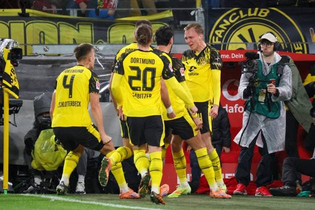 25 10 2025, xfanx, Soccer 1 Bundesliga, Borussia Dortmund 1 FC Köln v l Goalscorer Maximilian Beier BVB , right in the picture, scores the goal for 1 0 for Dortmund and cheers with his teammates DFL DFB REGULATIONS PROHIBIT ANY USE OF PHOTOGRAPHS as IMAGE SEQUENCES and or QUASI VIDEO Dortmund mfan