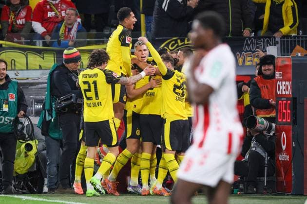 25 10 2025, xfanx, Soccer 1 Bundesliga, Borussia Dortmund 1 FC Köln v l Goalscorer Maximilian Beier BVB , hidden in the picture, scores the goal for 1 0 for Dortmund and cheers with his teammates DFL DFB REGULATIONS PROHIBIT ANY USE OF PHOTOGRAPHS as IMAGE SEQUENCES and or QUASI VIDEO Dortmund mfan