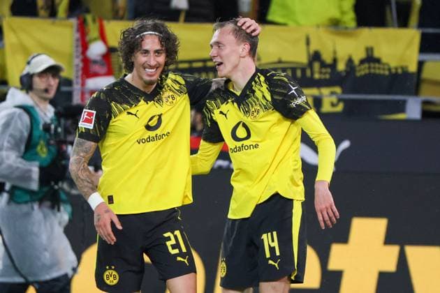 25 10 2025, xfanx, Fussball 1 Bundesliga, Borussia Dortmund 1 FC Köln v l the second goalscorer Maximilian Beier BVB scores the goal to make it 1 0 for Dortmund and cheers with Fabio Silva BVB DFL DFB REGULATIONS PROHIBIT ANY USE OF PHOTOGRAPHS as IMAGE SEQUENCES and or QUASI VIDEO Dortmund mfan