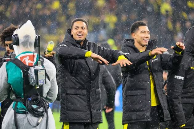 25 10 2025, xfanx, Fussball 1 Bundesliga, Borussia Dortmund 1 FC Köln v l Felix Nmecha BVB and Jobe Bellingham BVB celebrating after the win against Cologne DFL DFB REGULATIONS PROHIBIT ANY USE OF PHOTOGRAPHS as IMAGE SEQUENCES and or QUASI VIDEO Dortmund mfan