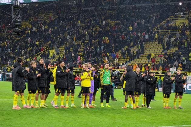 25 10 2025, xfanx, Fussball 1 Bundesliga, Borussia Dortmund 1 FC Köln v l The Borussia Dortmund players celebrating after the victory against 1 FC Köln DFL DFB REGULATIONS PROHIBIT ANY USE OF PHOTOGRAPHS as IMAGE SEQUENCES and or QUASI VIDEO Dortmund mfan