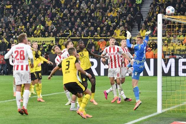 Penalty area scene Marvin Schwäbe Schwaebe Koeln 1 thwarts Dortmund goal chance 25 10 2025 Soccer Borussia Dortmund vs 1 FC Koeln , Signal Iduna Park, Dortmund, DFB DFL REGULATIONS PROHIBIT ANY USE OF PHOTOGRAPHS AS IMAGE SEQUENCES AND OR QUASI VIDEO Copyright: xpepphotox xSaschaxWeizx pep00321, pep_20251025_hm_177609